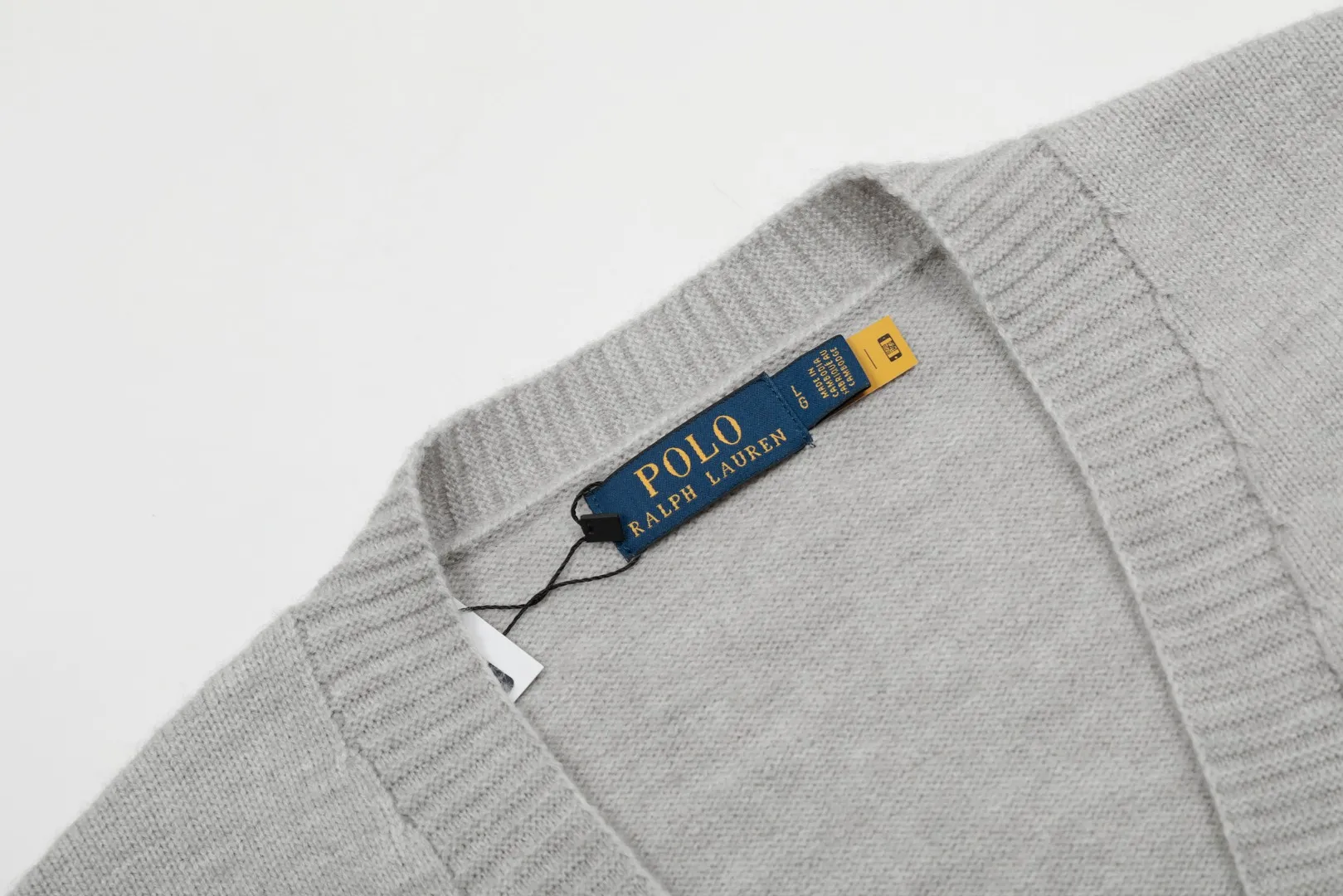 P220 Top quality" Style number: DS016# [Ralph Lauren V-neck solid color pony embroidered logo wool velvet knitted shawl cardigan] ✅Ralph Lauren Lazy‌oversize style basic classic versatile ten-color shawl cardigan ✅Main supplier platform live broadcast Wholesale entities Out of stock will be replenished Not off the shelf ✅ZP quality 1:1 version Can scan the code to enter the GF website Counter quality ✅Details and quality are the only one in Guangzhou. Light luxury wool. Focus on high-end. Cost-effective. Needless to say good quality. ✅Restore the original version. Can wear 190 pounds. Loose, comfortable and stress-free. ✅Loose upper body, oversize and lazy style. Must-have style for goddess ootd. ✅Good-looking clothes are never picky. Recommended for goddess wardrobe. Taro Purple, Light Khaki, Chinese Red, Anchor Red